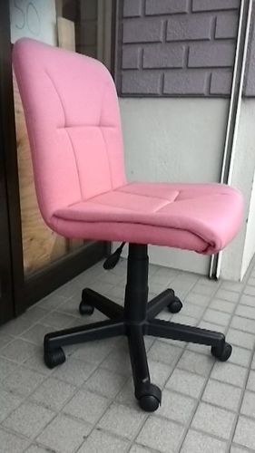 ピンクの椅子　二脚セット