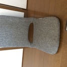 灰色のコンパクト座椅子