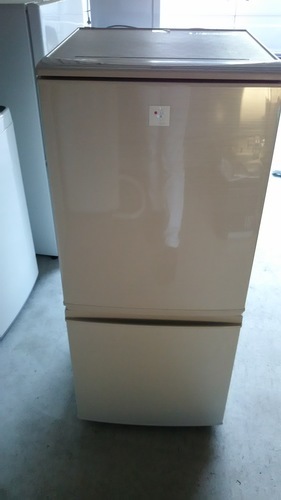 美品 SHARPシャープ ノンフロン冷凍冷蔵庫 137L SJ-PD14A-C 2015年製 薄いピンク色