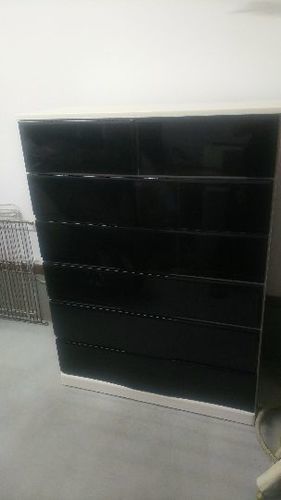 白黒のレール付きタンス