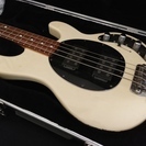 ミュージックマンのスティングレイです。