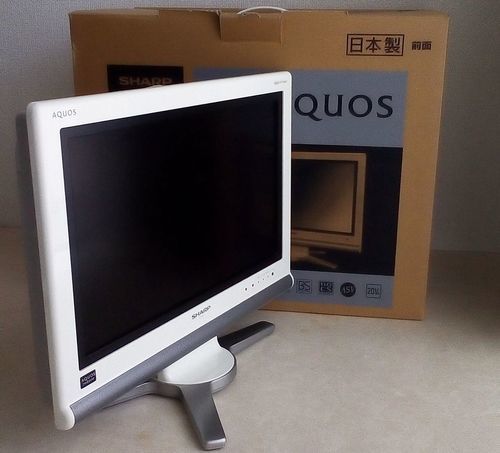 シャープ製 液晶カラーテレビ アクオス LC-20D10（地デジ対応）白色【売ります】8000円 メーカー付属のリモコン見つかりました