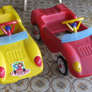 赤と黄色の子ども用自動車