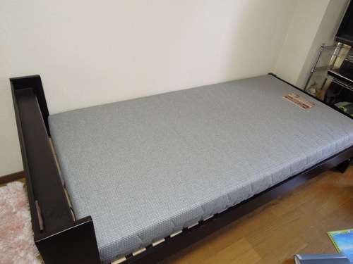 マットレス グレー ニトリ 低反発ウレタン素材 12年6月購入 パンダパンチ 川崎の寝具 マットレス の中古あげます 譲ります ジモティーで不用品の処分