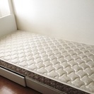 白のシングルベッド