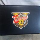 ２００５年阪神タイガース優勝記念限定販売Ｇショックです。年月は経ってますが、新品です。札もついたまんまです。阪神ファンの方必見です。