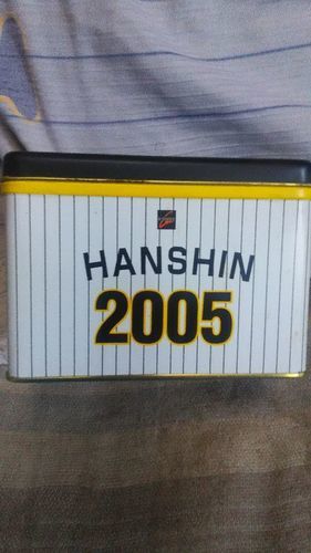 ２００５年阪神タイガース優勝記念限定販売Ｇショックです。年月は経ってますが、新品です。札もついたまんまです。阪神ファンの方必見です。