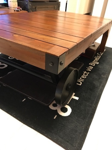 ローラー付木製テーブル