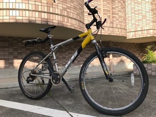 GT マウンテンバイク　アバランチェ 2.0 　ギア３×８　シマノ２４段　ブルホーンバー付きアルミ泥除け荷台付き