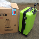 大型軽量スーツケース蛍光グリーンTSAロック付き