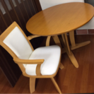 円形テーブルとクルクル楽チン椅子