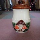 キノコの形をした陶器の壺（蓋つき）