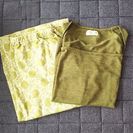 フェリシモの緑色系のカットソーとスカート（バラ柄）の二点セット