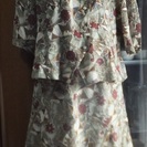 アガサの夏用フレアースカートスーツ　サイズ１３号