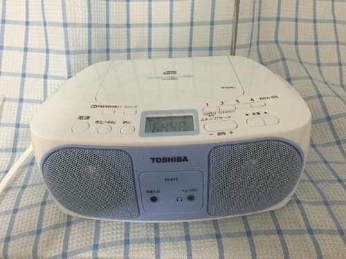2800円。新品を買って、1時間使用のCDラジオです。外部入力付き。