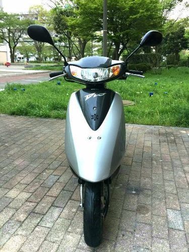 優れたエンジン。ホンダ。 dio、(AF62)。50cc . 水冷バイク。電池は新品です。どちらのタイヤもとても良い状態です。