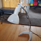 IKEAの可愛いデスクランプ LED電球付