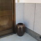 大きなつぼ / 陶器製の 壺/ 傘立て