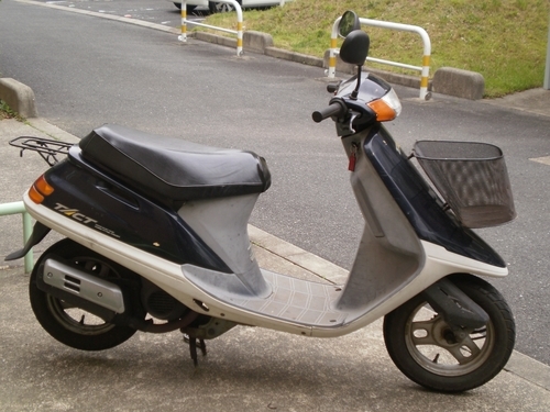 先日まで乗っていたホンダタクト、AF24.古いがよく走ります。冷やかし等勘弁してください。