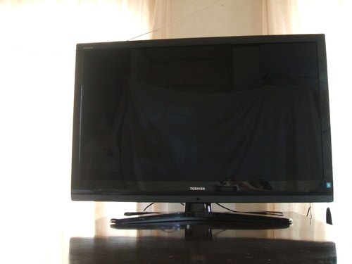 安い！！　リサイクルショップで３５０００円で売りに出てます。　42型液晶テレビ　東芝　REGZAを売ります。