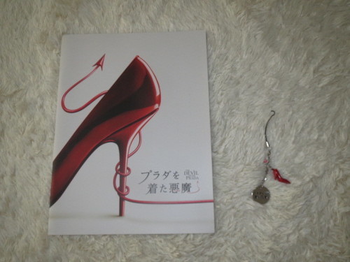 0円 映画 プラダを着た悪魔 The Devil Wears Prada パンフレットとノベルティのストラップ 中古 差し上げます しろ 横須賀のその他の中古あげます 譲ります ジモティーで不用品の処分