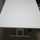 高さ調整可能な鏡面加工のテーブル