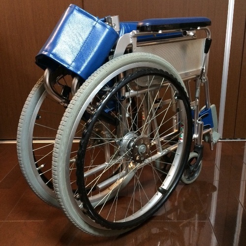 自走型 車椅子 折りたたみ式 肘掛けリフトアップ