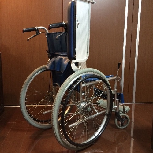自走型 車椅子 折りたたみ式 肘掛けリフトアップ