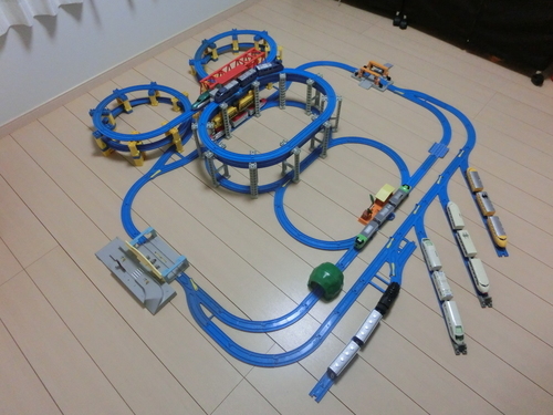 プラレール　お部屋いっぱい広げて大満足！トミカアーチ踏切＆駅前ロータリ＆懸垂式モノレール合体セット
