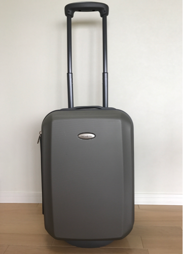 Samsonite スーツケース : 機内持込み可能、TSAロック付き。