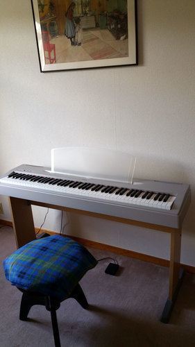 電子ピアノ　YAMAHA P60 **椅子とペダル付き** (中古)
