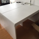 オフィス用木製テーブルとリクライニングチェアー