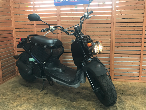 バイク屋さんで整備された綺麗な黒ズーマー