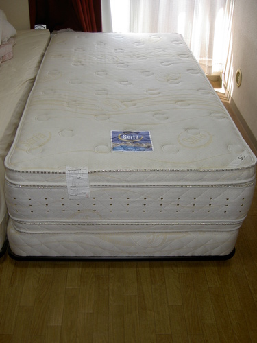 Serta(サータ)のベッドをうります。シングル２台あります。(1台でも可）。コンディション良好