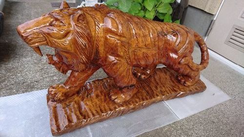 昭和レトロ 重厚な虎の置物です。
