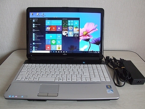 Fujitsu LIFEBOOK AH530/1B ノートパソコン