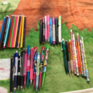 色々な鉛筆、シャープペンシル、ボールペン