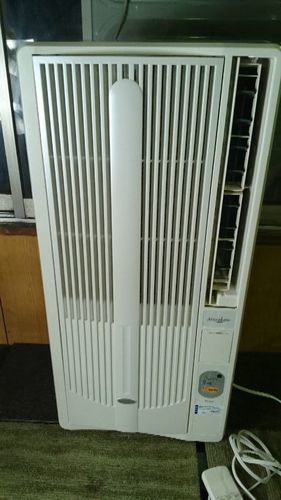 小泉成器 ウインドエアコン 送料込みで15000円 取り付け枠あります