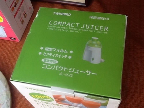 自宅保管の未使用品、ツインバードのコンパクトジューサKC-4522を1000円で　健康専科で100％ジュースを　是非使ってください