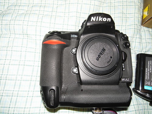 Nikonデジタル一眼レフカメラ D2Hs とズームレンズ | alviar.dz