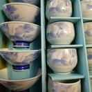 湯飲みとご飯茶碗のセット　白地に薄青の花模様　10個（I)