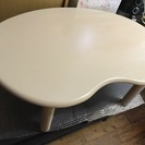 白のデザインテーブル