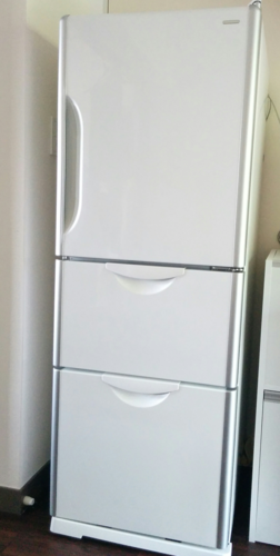 HITACHI冷蔵庫Refrigerator(中古品)  145cm(高) x53cm(横)x63cm(奥）