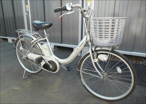 ［値下げいたしました！！］★★　　乗り易い２４インチ！！シンプルなスタンダードモデルの電動アシスト自転車です！もちろん新基準のパワーアシストモータ搭載！お買い物に通勤に！程度の良い予備バッテリー１つ付いて【バッテリー２個！】足つきの良い自転車をお探しの方、お勧めです！　お届けいたします！　　★★