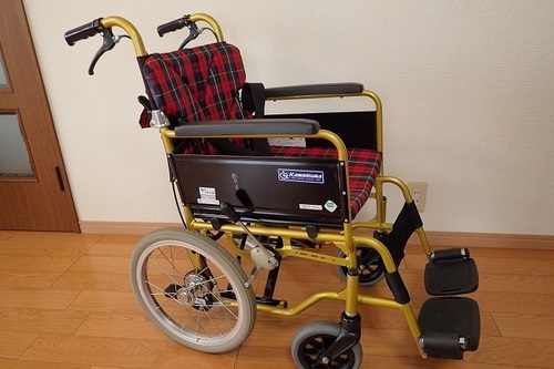 気持ちも明るくなるお洒落な車いすです
