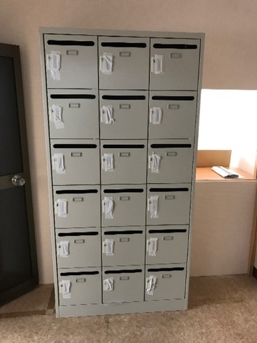 新品ロッカー、新品メールボックス、新品ドア