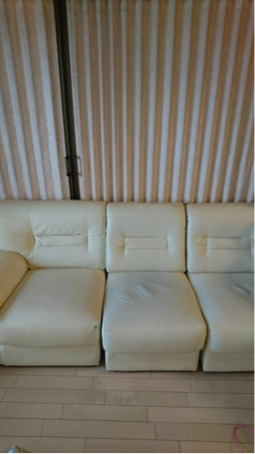 白い合皮のソファ