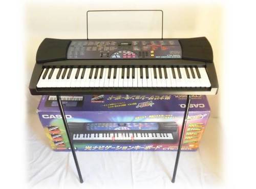 CASIO ★61鍵盤光ナビゲーションキーボード★カシオ CTK-560Lピアノ練習に最適　使いやすい スタンド箱付