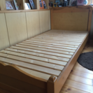 木製のシングルベッド