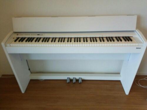 鍵盤楽器、ピアノ Roland Digital Piano  F-110